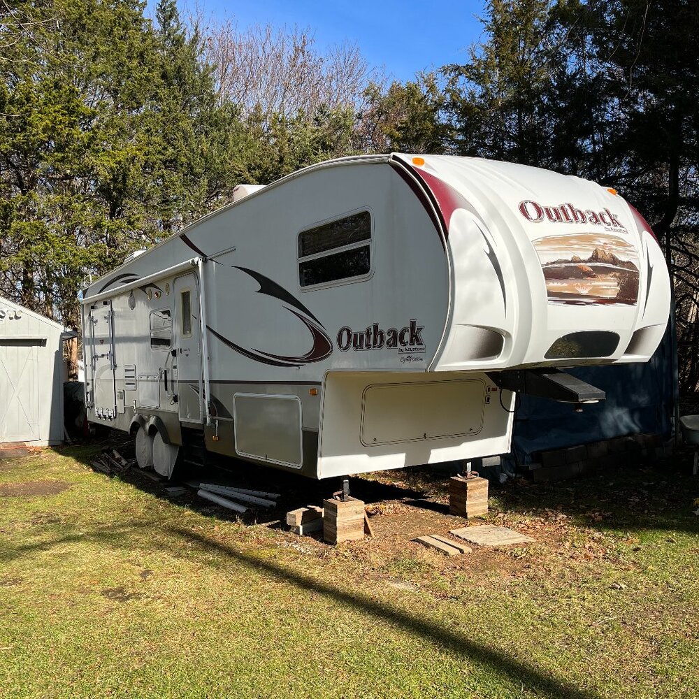 Keystone ```mdl/kfw 30 ft toy hauler R V